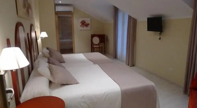 Трёхместный номер Standard с балконом Hotel Valle de Cabezón