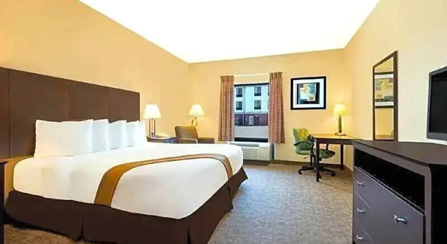 Кровать в общем номере McPherson Inn