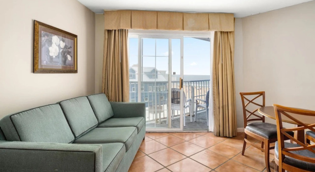 Четырёхместный номер Standard с балконом и с видом на океан Tidelands Caribbean Boardwalk Hotel and Suites