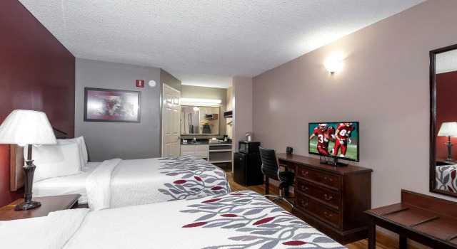 Четырёхместный номер Superior Red Roof Inn & Suites Wilson