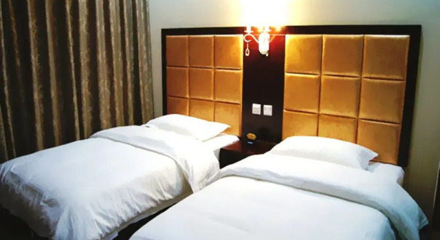 Kunming Tong Yi Business Hotel, Rezerwuj Hotel Hotele w Kunming z parkingiem, Parking