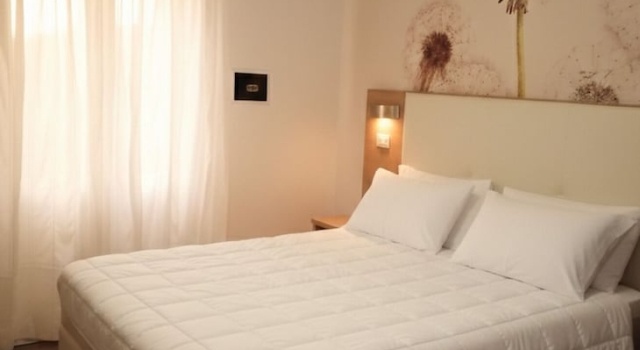 Четырёхместный номер Standard с балконом и с частичным видом на море Hotel Columbia & Ninfea