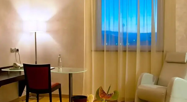 Четырёхместный номер Breaking Business Hotel