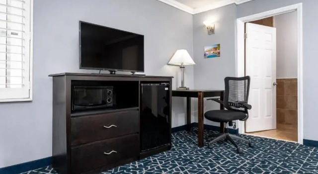 Номер Standard Comfort Inn Near the Sunset Strip