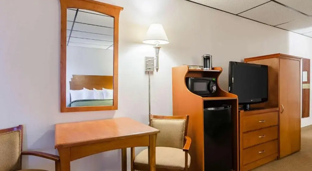 Четырёхместный номер Standard с видом на внутренний двор Wyndham Garden Salina Conference Center