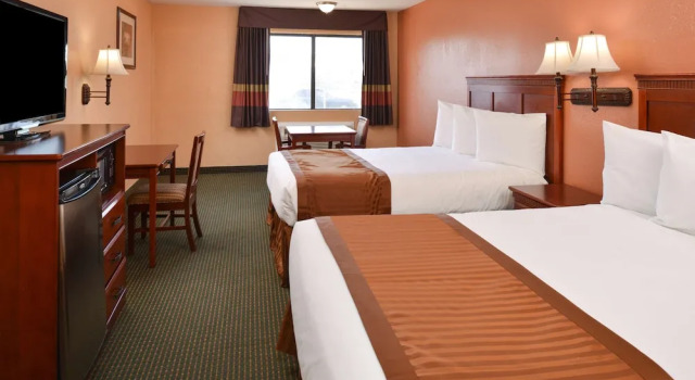 Четырёхместный номер Standard с балконом Americas Best Value Inn & Suites Bakersfield E