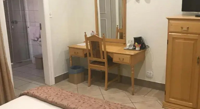 Номер Standard Midway Inn