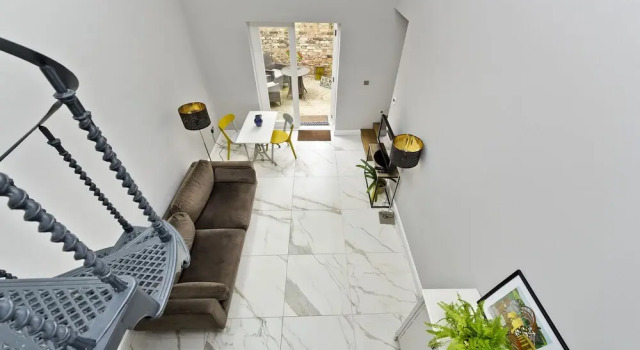Charming Home With Patio Close to Wimbledon Park by Underthedoormat