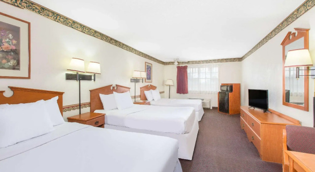 Четырёхместный номер Standard Executive Inn & Suites