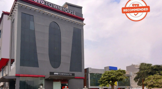 OYO Townhouse 183 Function Inn