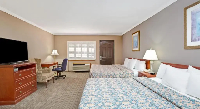 Четырёхместный номер Deluxe Days Inn by Wyndham West Covina