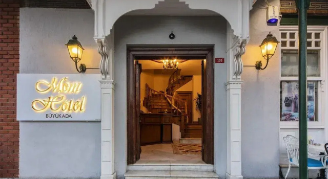 Mom Hotel