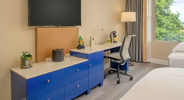 Номер Standard с видом на воду Staypineapple, Hotel Rose, Downtown Portland