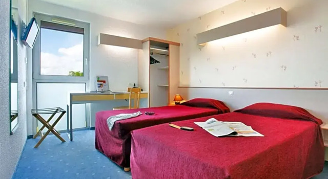 Номер Premium Brit Hotel Argentan