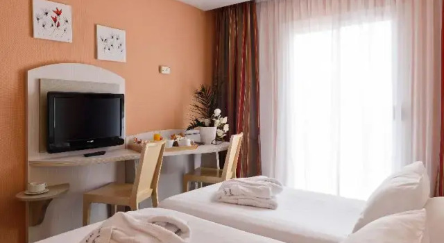 Семейный номер Standard с балконом Best Western Astoria
