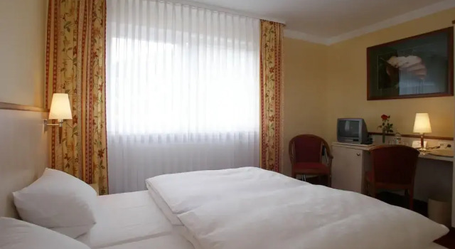 Gasthof-Landhotel-Metzgerei Zum Stern, Забронировать Отель Отели Нижней Франкония с парковкой, Парковка