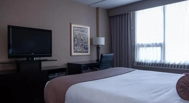 Двухместный номер Standard с балконом Ramada Plaza by Wyndham Calgary Downtown
