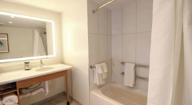 Двухместный номер Standard с видом на залив Doubletree By Hilton Clarksville Riverview