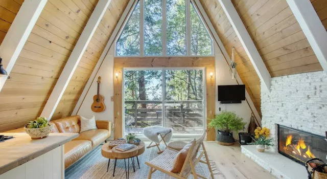 Коттедж с 3 комнатами с балконом A-frame Retreat by Avantstay Modern Interiors 2 Decks Views