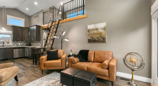 Luxury Living Walk to Poudre Trail and Old Town!, Забронировать Апартаменты/квартира Отели Форт-Коллинс с парковкой, рядом с Global Village Museum of Arts and Cultures, Парковка