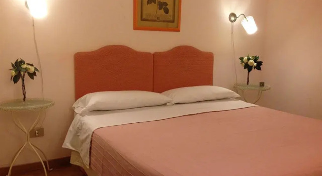 Donna Adelina Guesthouse, Забронировать Отель Отели Неаполя с завтраком, рядом с Кафедральный собор Неаполя, Завтраки