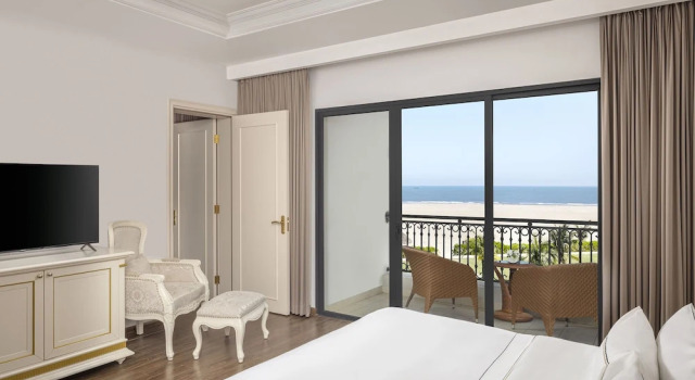 Номер Deluxe с 2 комнатами с балконом и с видом на море Vinpearl Cua Hoi, Affiliated by Meliá