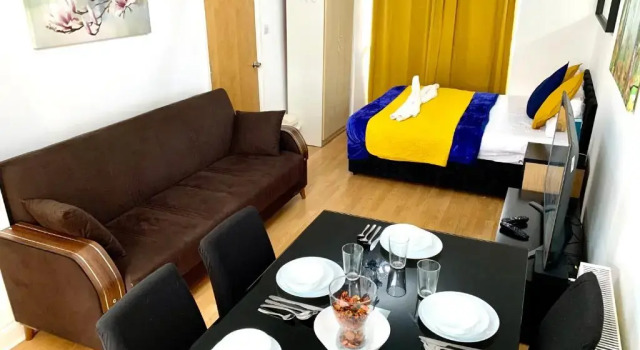London 4 Bedrooms 3 Bathrooms with Garden House, Забронировать Отель Уолтамстоу Лондон