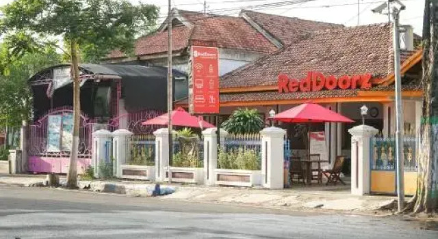 RedDoorz Plus @ Alun Alun Nganjuk, Book Hotel 3-stjernede hoteller i Nganjuk, 3*