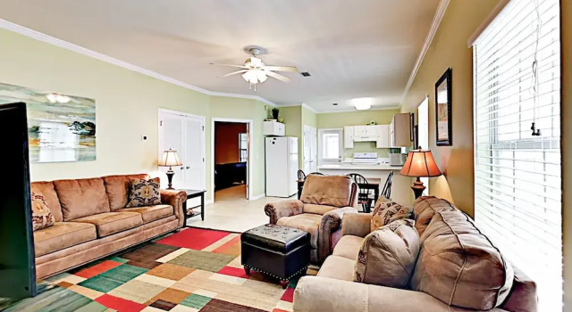 Ranch-style W/ Pool & Screened Patio 3 Bedroom Condo