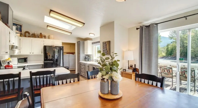 Riverfront Home w/ Deck, Near Mount Rainier!, Забронировать Дом для отпуска Паквуд Mount Rainier National Park