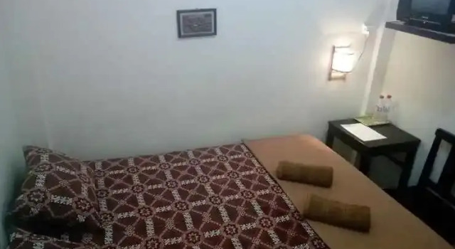 Budget Room near Stasiun Tugu at Losmen Mawar, Book Apartment Tugu Yogyakarta Province