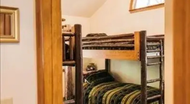 Charming Woodsy Hideaway 3 Bedroom Home by Redawning