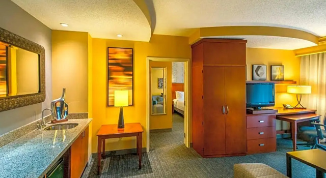 Двухместный люкс c 1 комнатой Courtyard Greensboro Airport
