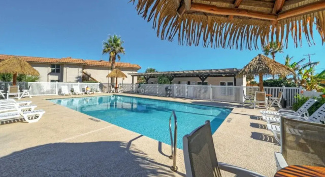 Коттедж Sleeps 20 3 Condos w/ Beach Access, Pool, Tennis Courts Sea Sands Complex