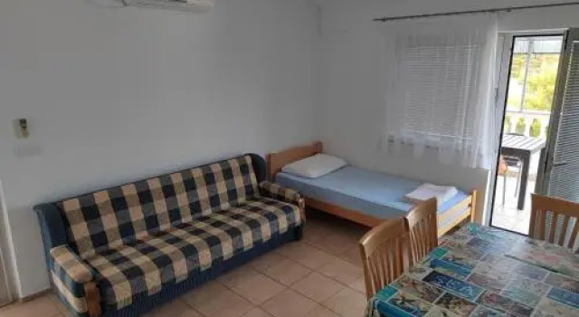 Apartments Mali Mate, Забронировать Апартаменты/квартира Отели Трибунь с парковкой, рядом с Пристань для яхт Трибуни, Парковка