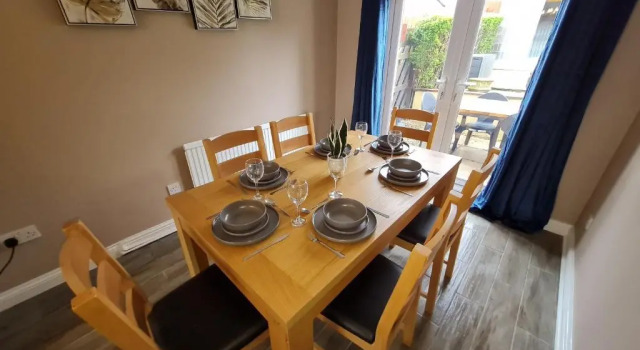 ** family 3 Bed house BPW, with private garden **, Забронировать Отель Мертир-Тидвилл Brecon Beacons, рядом с Парк и музей Cyfarthfa