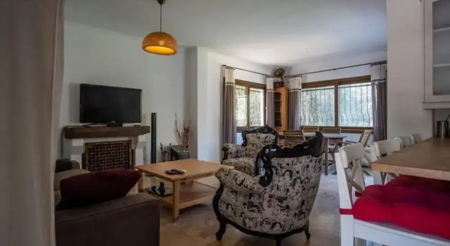 Refreshing Home With Garden in Torba Bodrum, Rezerwuj Hotel Hotele w Torba z parkingiem, Parking