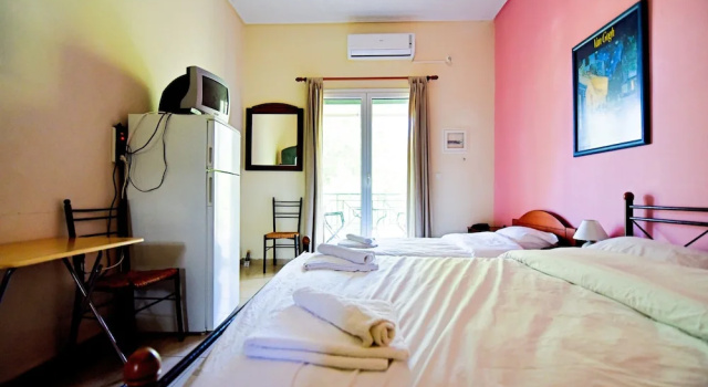 Трёхместная студия с балконом и с видом на горы Tsertos Apartments
