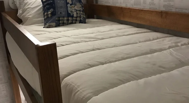 Кровать в общем номере Royal Beach Hostel