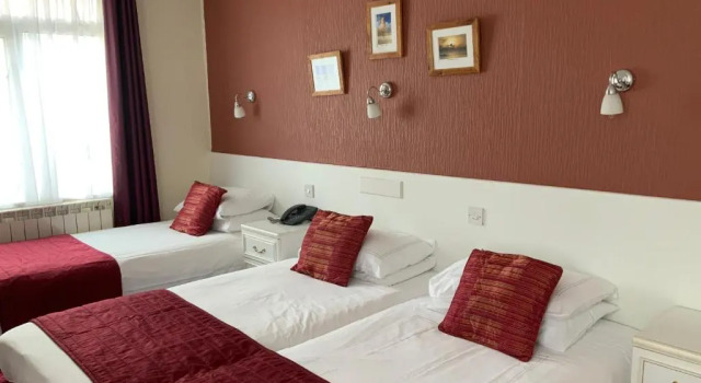Четырёхместный номер Standard Marina Metro Hotel
