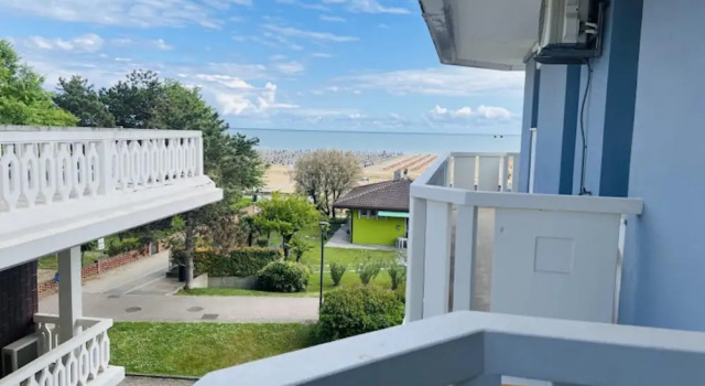 Апартаменты с 2 комнатами с балконом и с видом на океан Seafront Apartment - Beahost
