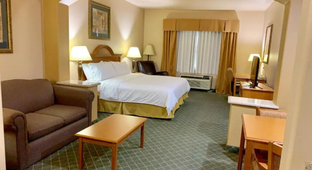 Люкс Holiday Inn Express Hotel and Suites Alice by IHG