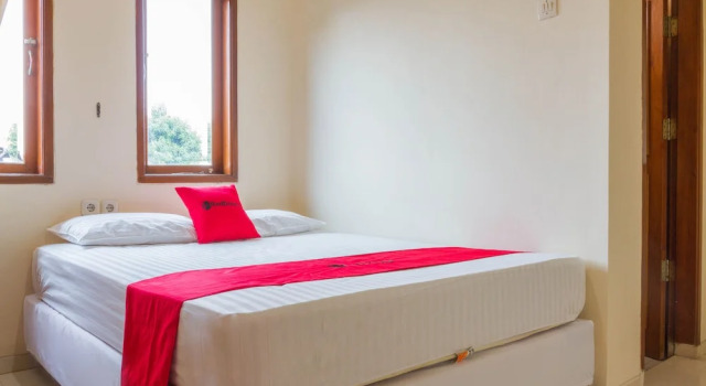 Двухместный номер Standard RedDoorz near Pasar Pagi 2 by Cassana