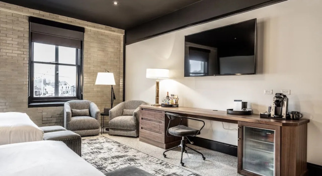 Четырёхместный номер Standard Bottleworks Hotel