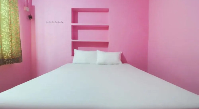 Hotel Queens Inn by OYO