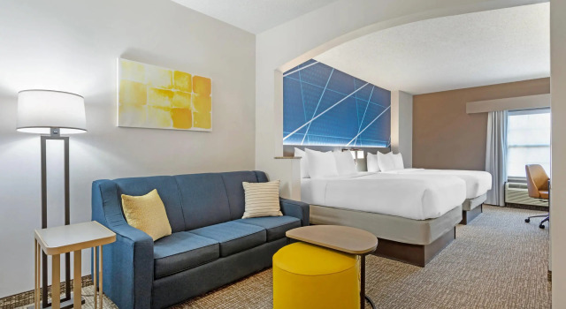Четырёхместный люкс Comfort Suites East Brunswick - South River
