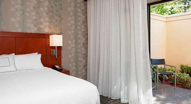 Двухместный люкс c 1 комнатой Courtyard by Marriott Traverse City