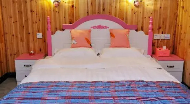 Кровать в общем номере Longsheng Longtangge Homestay