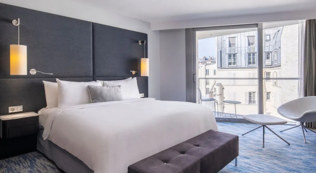 Двухместный номер Superior Renaissance Paris Arc de Triomphe Hotel