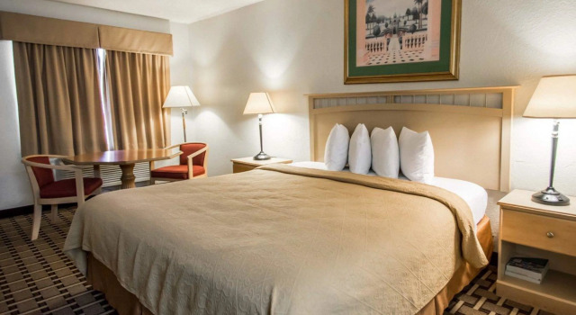 Quality Inn & Suites Eastgate, Rezerwuj Hotel Hotele w Kissimmee z parkingiem, Parking